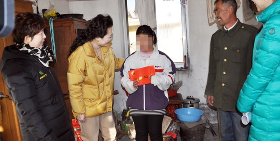 心系贫困家庭，走访慰问暖人心